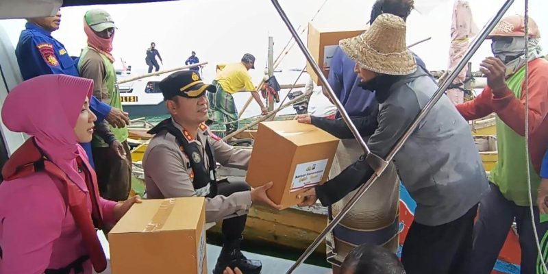 Polres Pasuruan Kota Salurkan Bantuan Kemanusiaan Untuk Nelayan