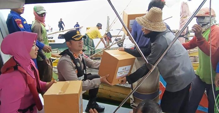 Polres Pasuruan Kota Salurkan Bantuan Kemanusiaan Untuk Nelayan