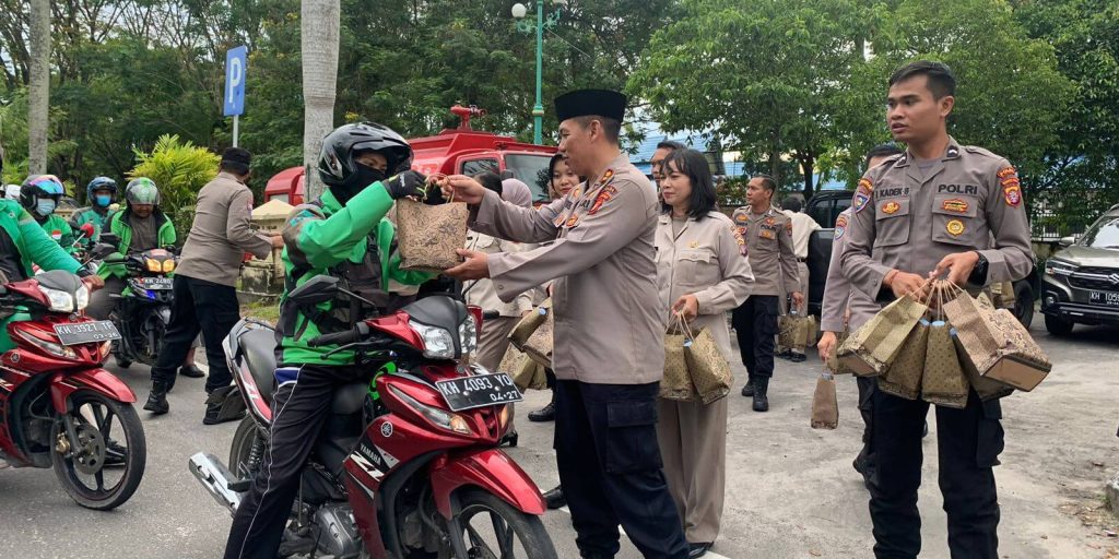 Berkah Ramadan, Ditbinmas Polda Kalteng Bagikan 150 Takjil Untuk Masyarakat