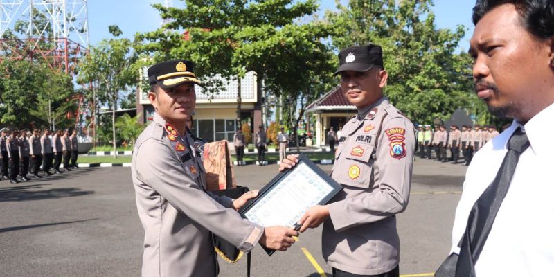 Kapolres Sampang Berikan Reward Kepada Dua Personil Yang Berprestasi
