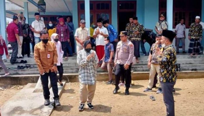 Menteri Sosial Tri Rismaharini Bersama Rombongan Berkunjung ke Rumah Anisatul Jannah (Pengidap Hydrocephalus) di Kabupaten Sampang Madura.