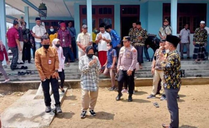 Menteri Sosial Tri Rismaharini Bersama Rombongan Berkunjung ke Rumah Anisatul Jannah (Pengidap Hydrocephalus) di Kabupaten Sampang Madura.
