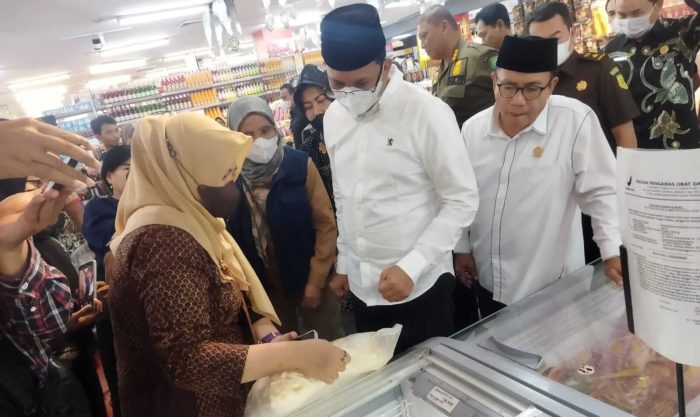 Jelang Lebaran 2023, Gus Muhdlor Sidak Mamin Di Sejumlah Swalayan