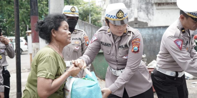 Ditlantas Polda Jatim Berbagi Berkah Ratusan Sembako Untuk Pemulung.