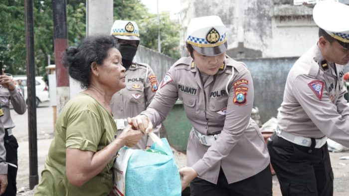 Ditlantas Polda Jatim Berbagi Berkah Ratusan Sembako Untuk Pemulung.