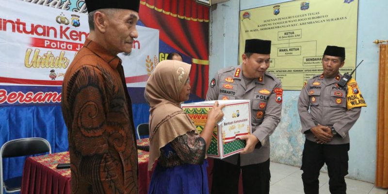 Bidhumas Dan Bidkum Polda Jatim Berbagi 100 Paket Sembako Untuk Warga Morokrembangan
