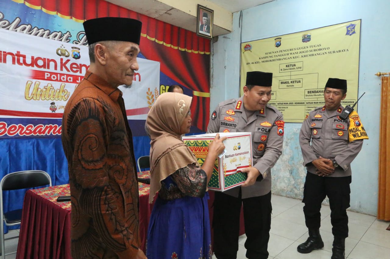 Bidhumas Dan Bidkum Polda Jatim Berbagi 100 Paket Sembako Untuk Warga Morokrembangan