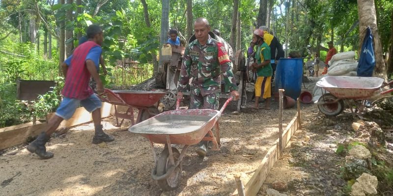 Penuh Semangat Serda Agus Takesan Bersama Warga Binaan Bergotong Royong Pembuatan Jalan Rabat