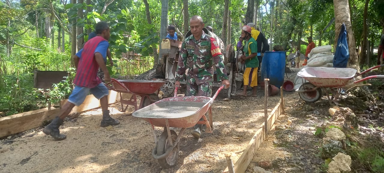 Penuh Semangat Serda Agus Takesan Bersama Warga Binaan Bergotong Royong Pembuatan Jalan Rabat