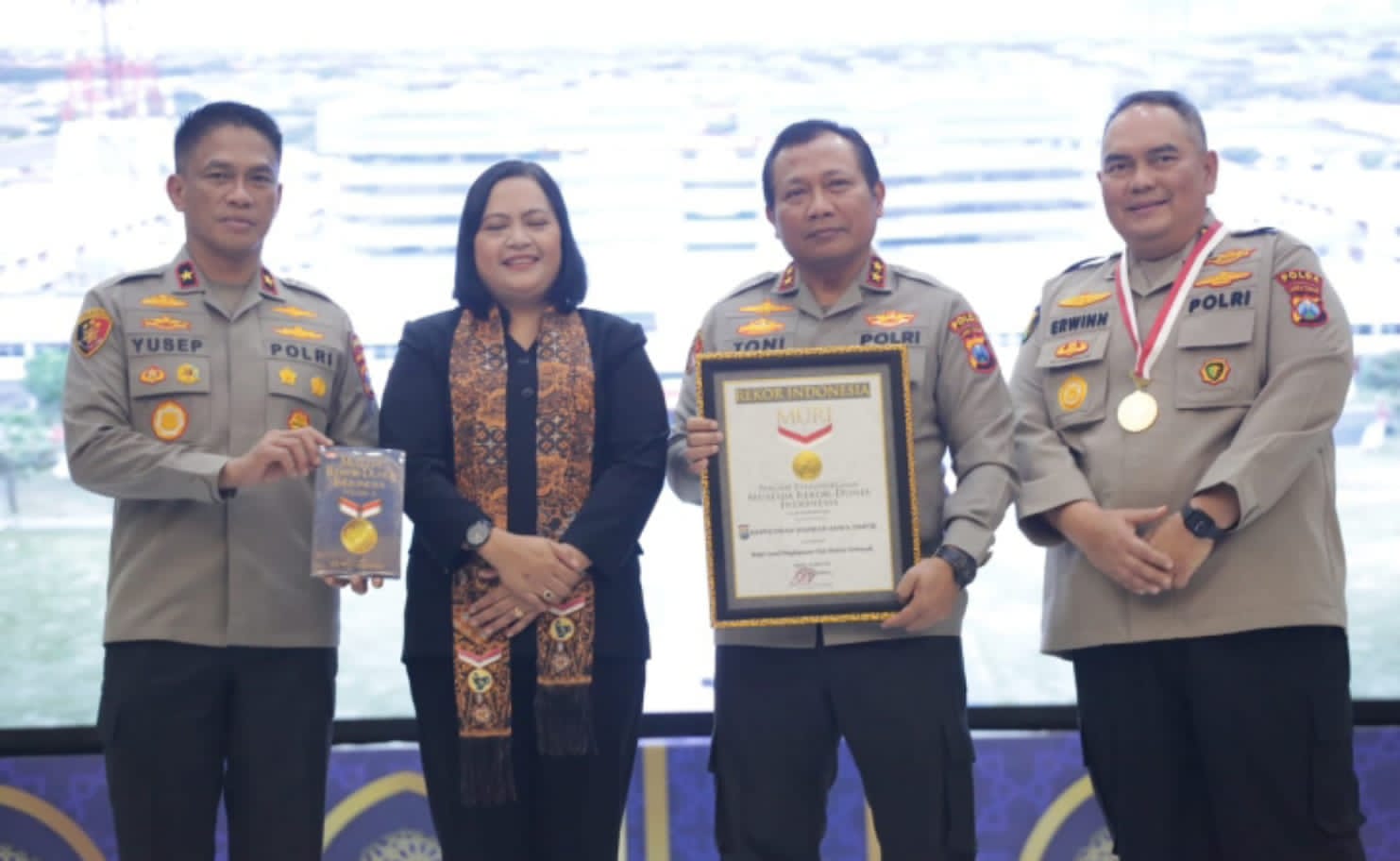 Polda Jatim Pecahkan MURI Hapus Tato Dengan Peserta Terbanyak