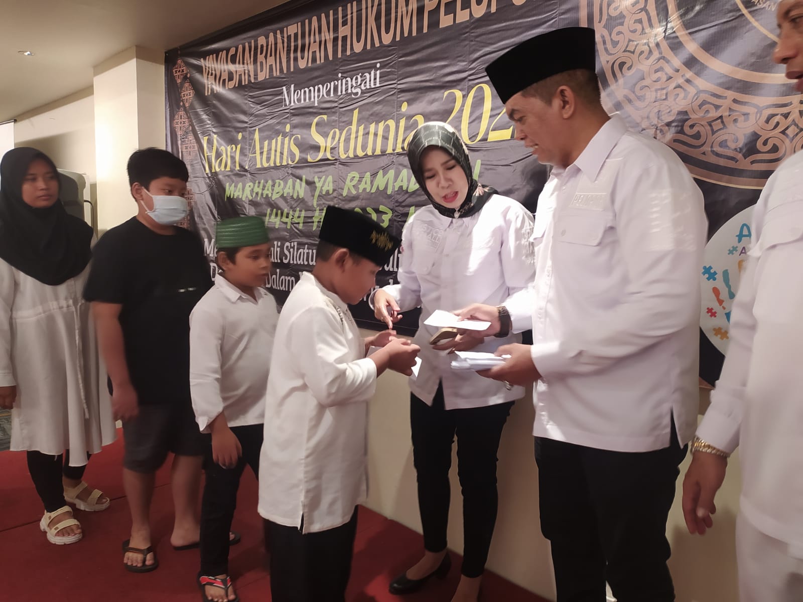 DPP YBH Pelopor Memperingati Hari Autis Sedunia 2023, Berbuka Puasa Bersama dan Memberi Santunan