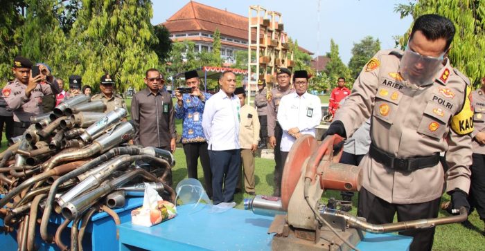 Ribuan Miras dan Ratusan Knalpot Brong di Musnahkan Polres Pekalongan   