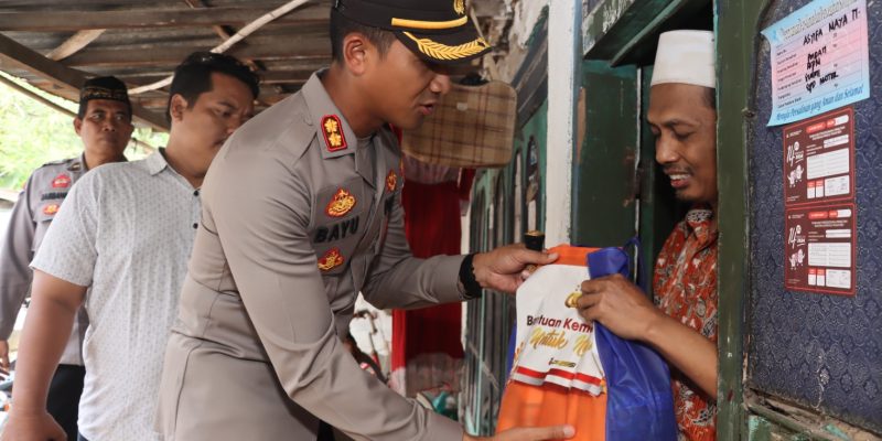 Polres Pasuruan Berbagi Berkah, Warga Rembang Sumringah
