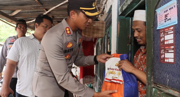 Polres Pasuruan Berbagi Berkah, Warga Rembang Sumringah