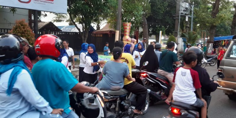 Jelang Berbuka Puasa Group Senam Keluarga Besar Prajuritkulon Kota Mojokerto (SKBPM) Bagikan Ratusan Takjil