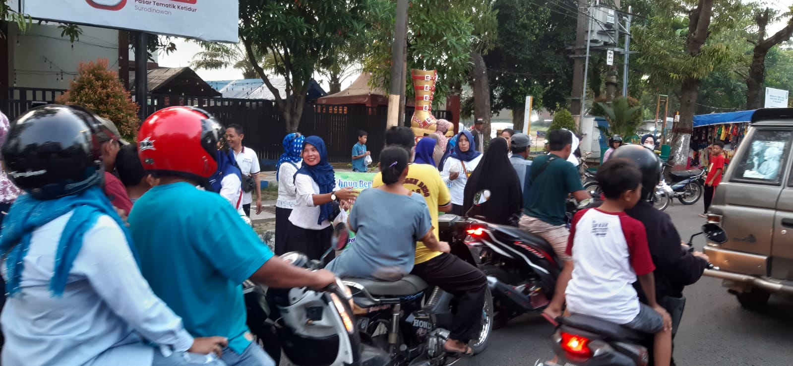 Jelang Berbuka Puasa Group Senam Keluarga Besar Prajuritkulon Kota Mojokerto (SKBPM) Bagikan Ratusan Takjil