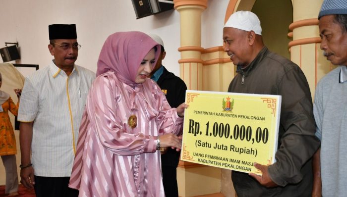 Takhmir Dan Marbot Masjid dapat Insentif dari Bupati Pekalongan