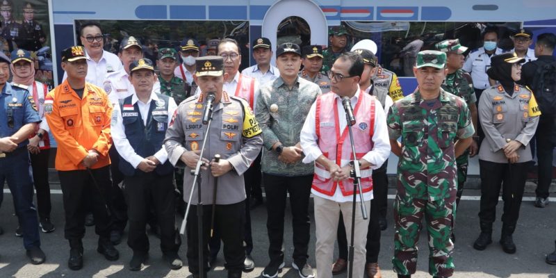 Kapolri Tinjau Pelabuhan Tanjungperak, Pastikan Pemudik Aman dan Nyaman