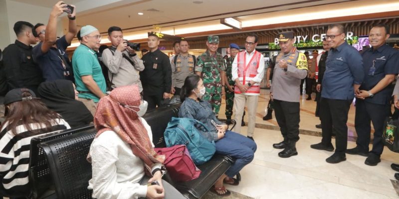 Kapolri Tinjau Bandara Juanda, Minta Pemudik Lapor ke Posko Jika Ada Keluhan   