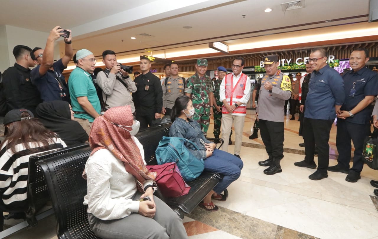Kapolri Tinjau Bandara Juanda, Minta Pemudik Lapor ke Posko Jika Ada Keluhan   