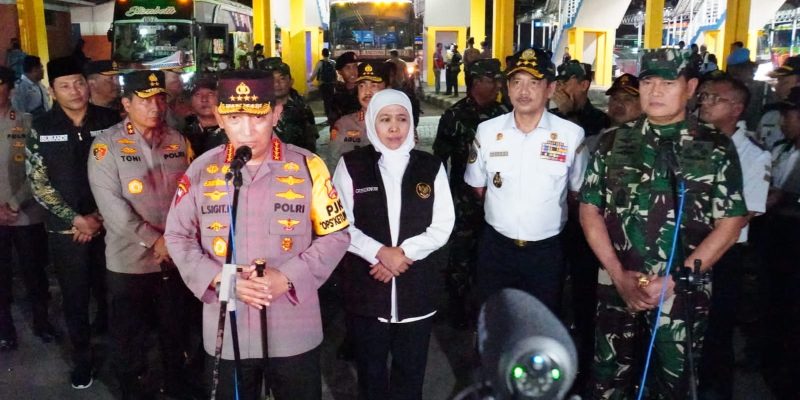 Kapolri bersama Panglima TNI Tinjau Pos Pelayanan Terpadu di Terminal Purabaya Jawa Timur