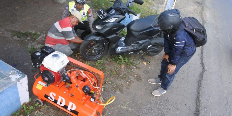 Polres Situbondo Layani Tambal Ban dan BBM Gratis Khusus Pemudik