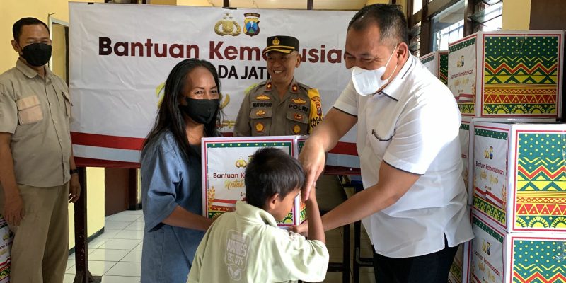 Ditresnarkoba Polda Jatim Berbagi Sembako Jelang Lebaran, Warga Wonokusumo Jadi Riang