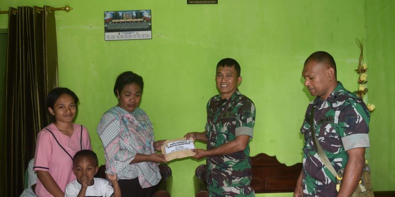 Kodim 1621/TTS Berikan Santunan Dan Tali Asih Kepada Keluarga Prajurit Yang Meninggal Dunia