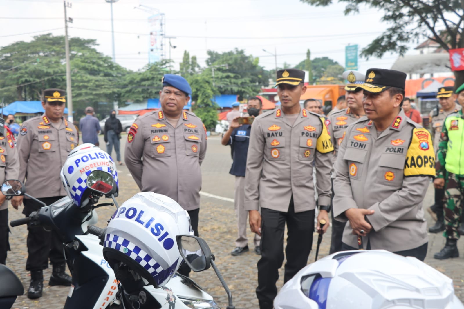 Kapolres Pasuruan Dampingi Kapolda Jatim Mengecek Pos Pelayanan Mudik Hari Raya Idul Fitri