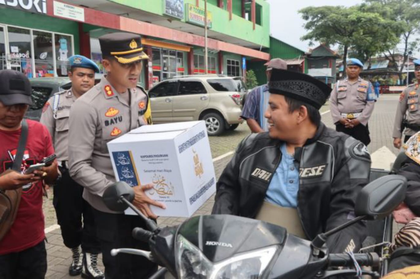 Penyandang Disabilitas Terima Tali Asih di Posyan Polres Pasuruan