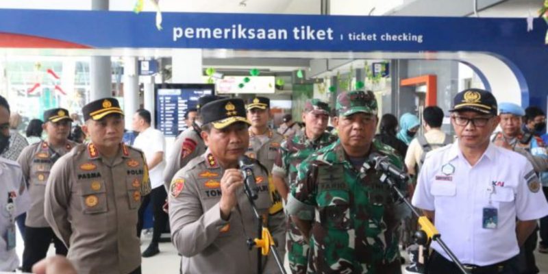 Kapolda Jatim dan Pangdam V Brawijaya Pantau Pospam dan Posyan Ops Ketupat Semeru 2023