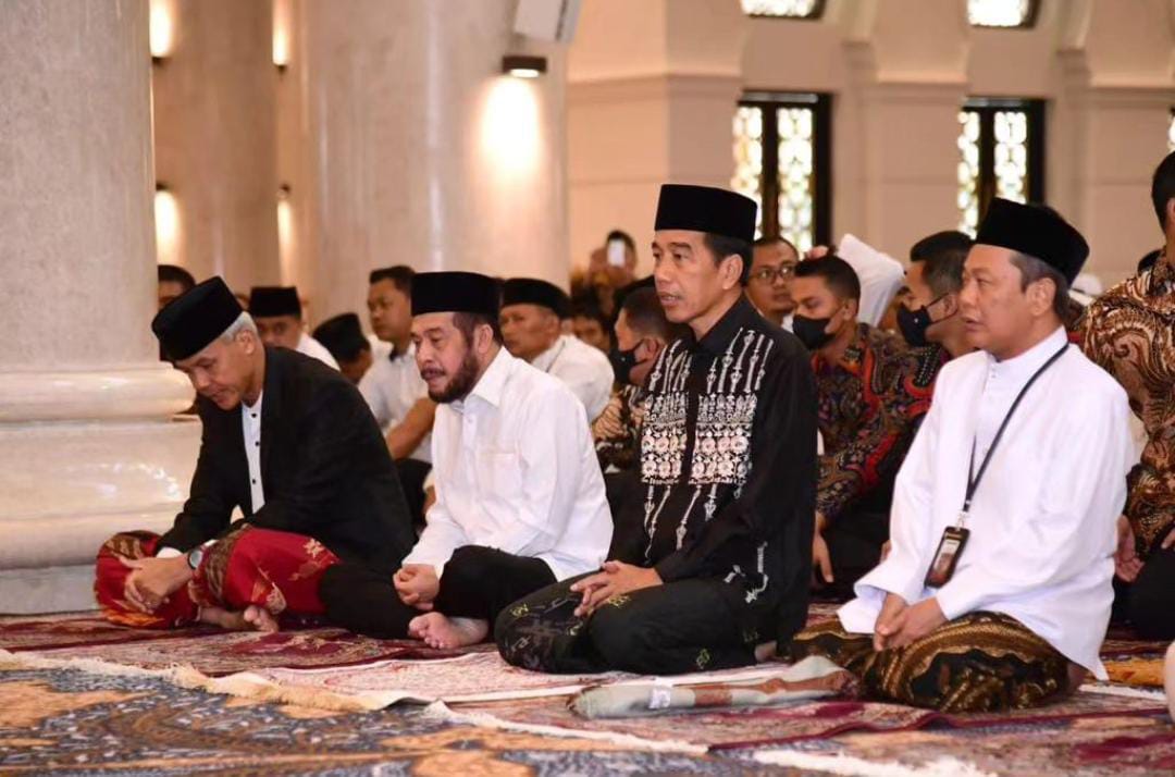 Presiden Jokowi dan Ibu Iriana Sholat Idul Fitri di Masjid Sheikh Zayed