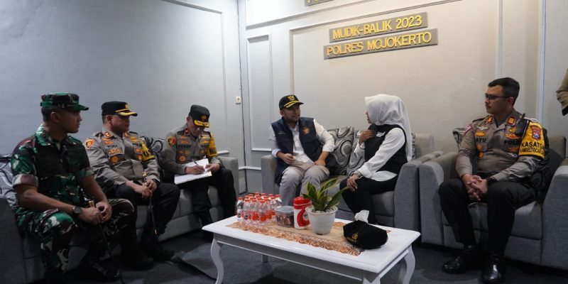 Pantau Arus Mudik Jelang Lebaran 2023, Bupati Ikfina dampingi Wagub Jatim Tinjau Pos Pamyan