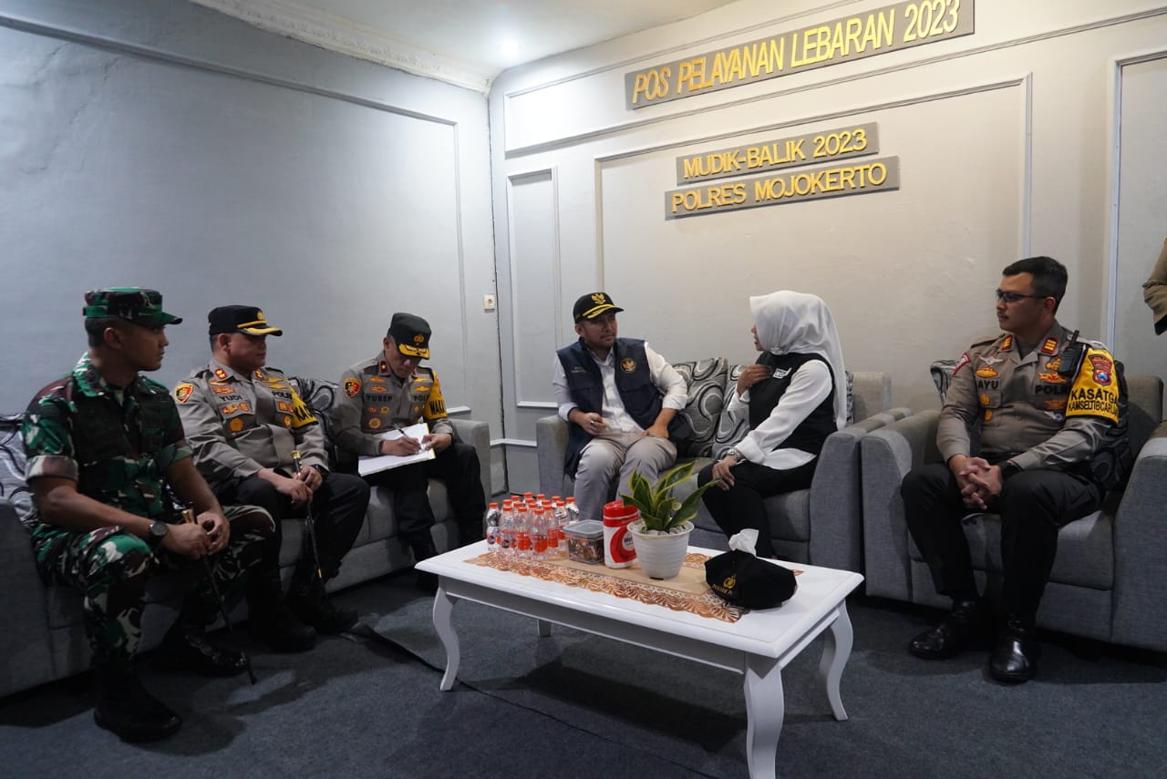 Pantau Arus Mudik Jelang Lebaran 2023, Bupati Ikfina dampingi Wagub Jatim Tinjau Pos Pamyan