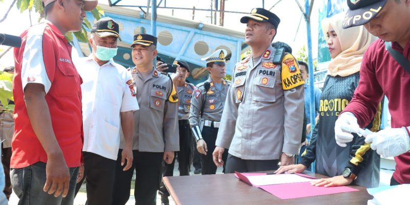 Ciptakan Mudik Aman Berkesan, Kapolres Sampang Pimpin Tes Urine Sopir Angkutan Umum Di Terminal Sampang