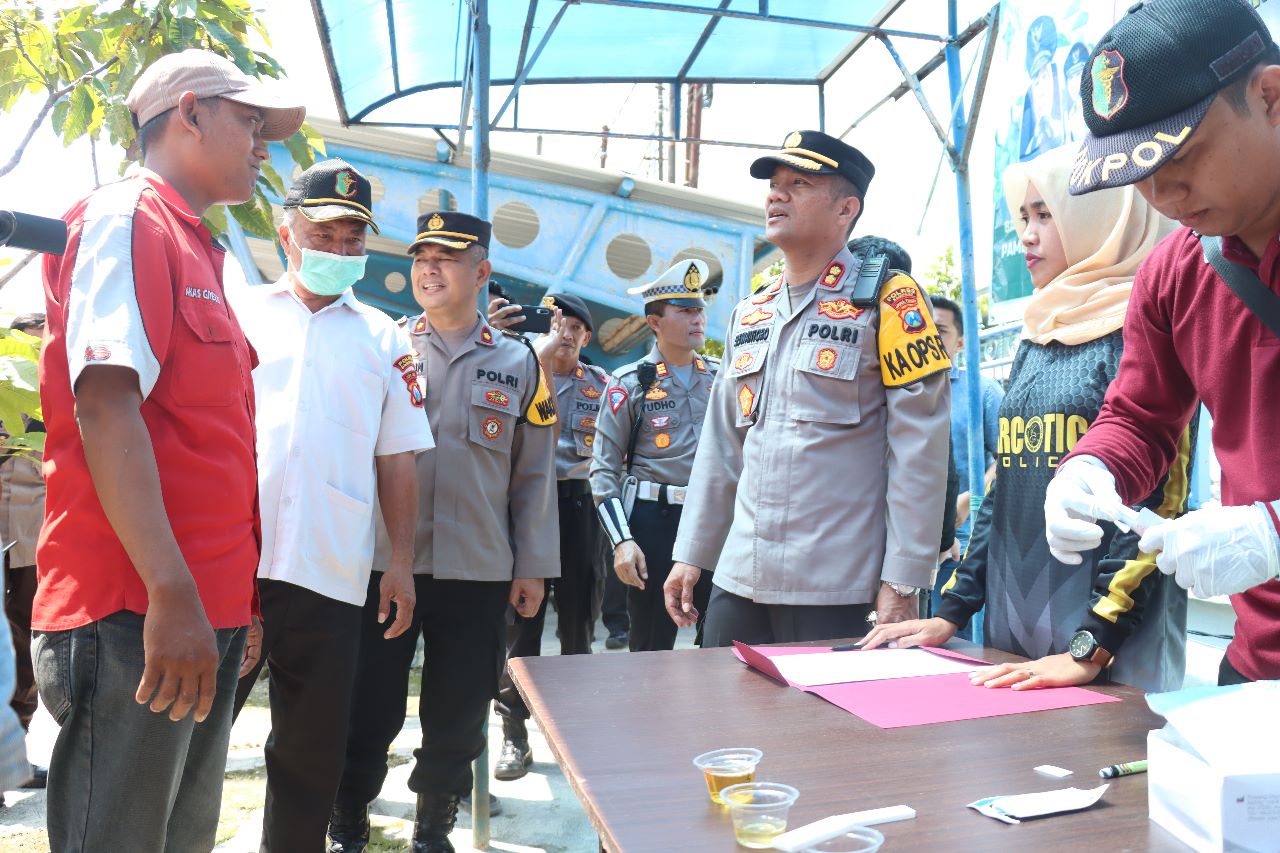 Ciptakan Mudik Aman Berkesan, Kapolres Sampang Pimpin Tes Urine Sopir Angkutan Umum Di Terminal Sampang