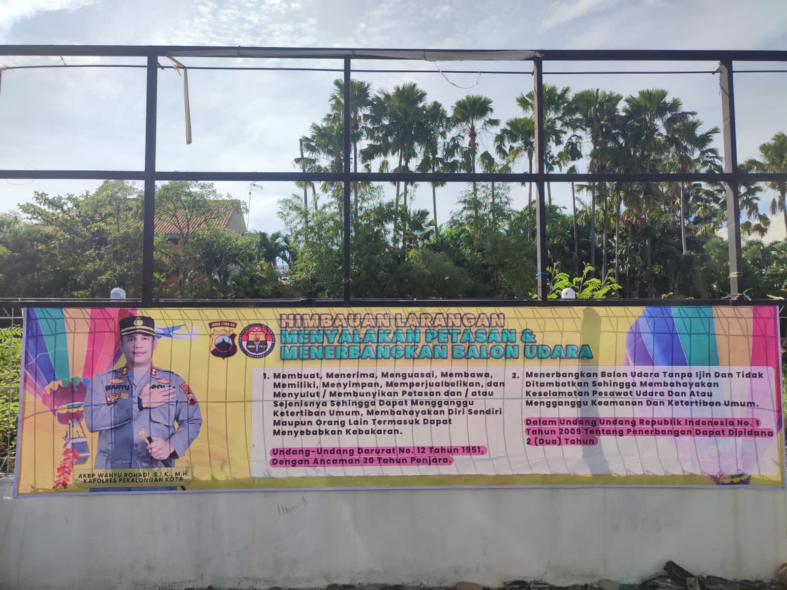 Polres Pekalongan Kota Pasang Spanduk Larangan Petasan dan Balon Udara Tanpa Ditambatkan