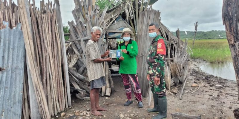 Wujud Kepedulian Babinsa Koramil 1621-05/Panite Didampingi Istrinya Memberikan Bantuan Obat Kepada Penderita OdGJ