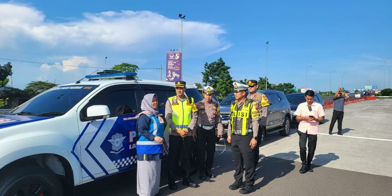 Wujudkan Pemudik Aman Berkesan, Kapolres Pasuruan Dan Kasatlantas Ikut Turun Atur Antrian Lalin di Pintu Tol