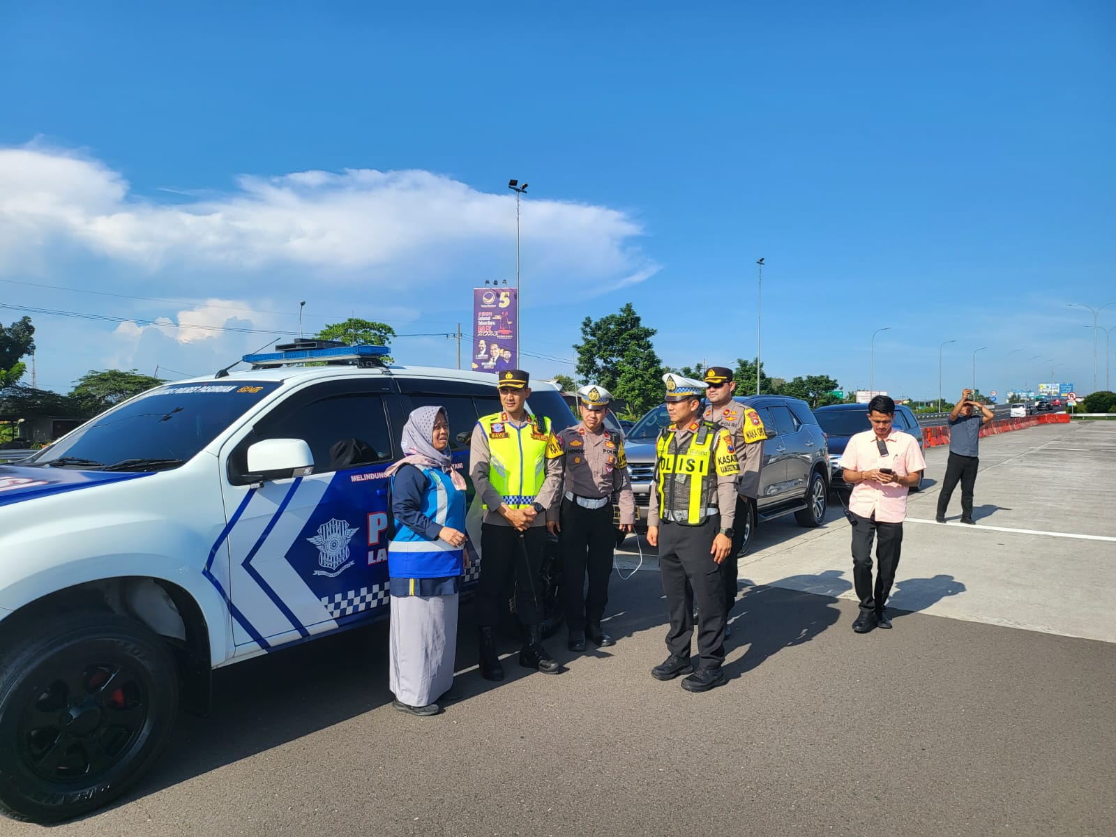 Wujudkan Pemudik Aman Berkesan, Kapolres Pasuruan Dan Kasatlantas Ikut Turun Atur Antrian Lalin di Pintu Tol