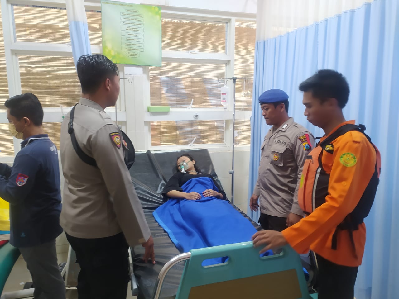 Polisi dan Tim Basarnas Berhasil Selamatkan Tiga Warga Yang Terseret Ombak di Pantai Payangan Jember