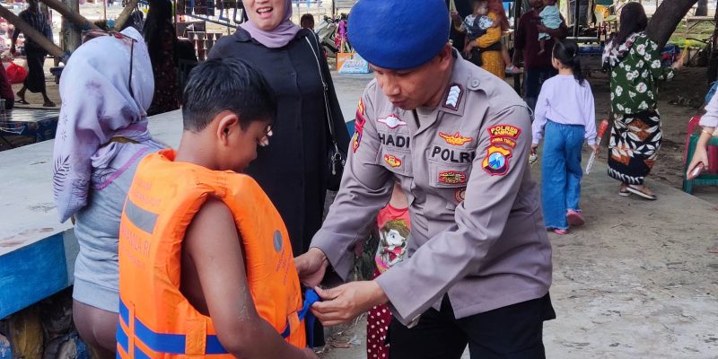 Sat. Polairud Polres Sampang Siapkan Kapal Polisi Dan Alat Keselamatan Di Pantai Camplong