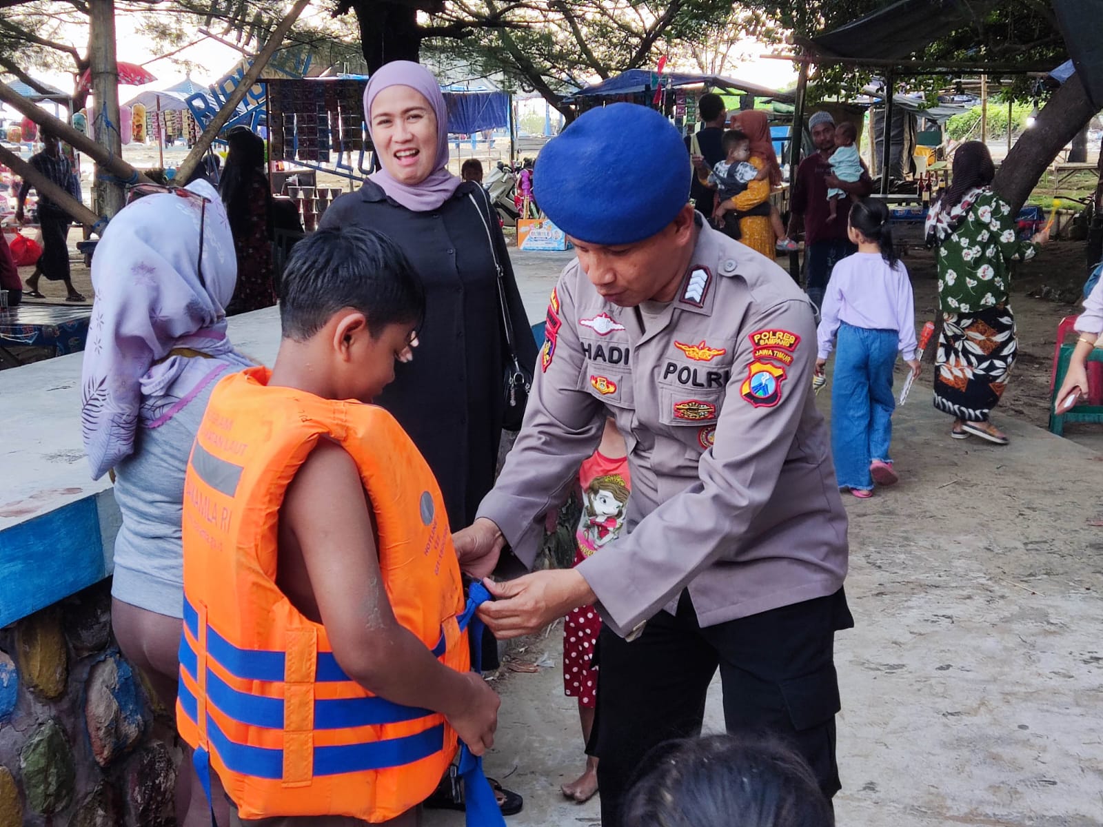 Sat. Polairud Polres Sampang Siapkan Kapal Polisi Dan Alat Keselamatan Di Pantai Camplong