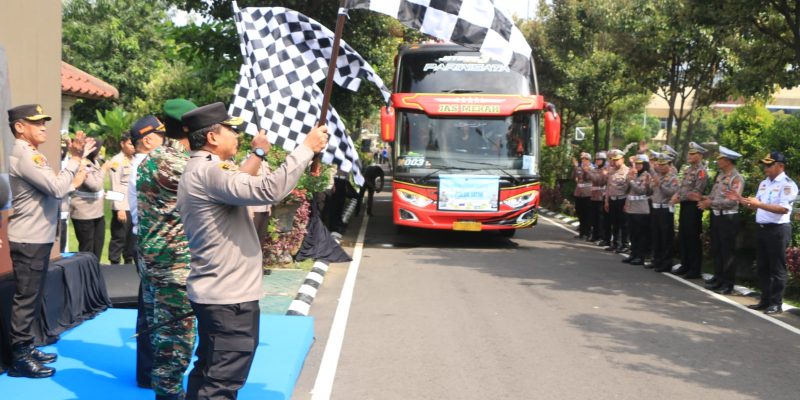 Kapolda Jatim Berangkatkan 112 Bis Mudik Balik Gratis Bagi Masyarakat