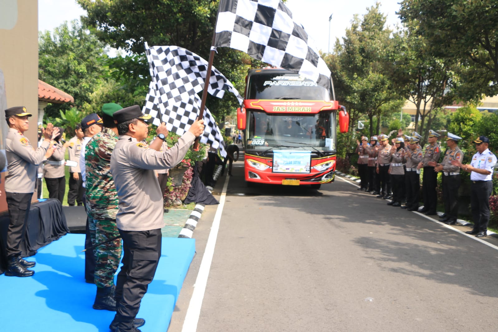 Kapolda Jatim Berangkatkan 112 Bis Mudik Balik Gratis Bagi Masyarakat