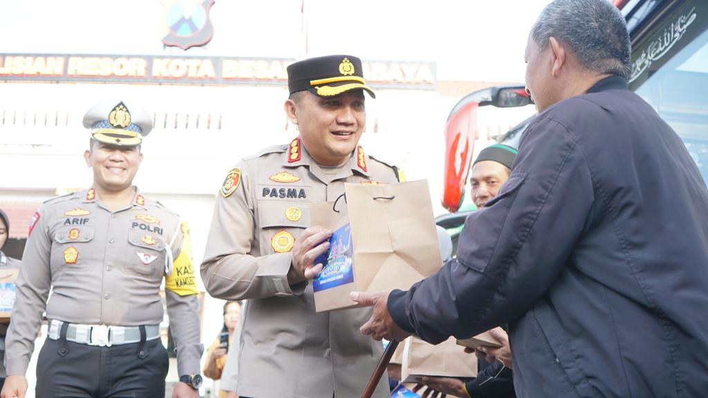 Kapolrestabes Surabaha Berangkatkan Balik Mudik Gratis Tujuan Jakarta
