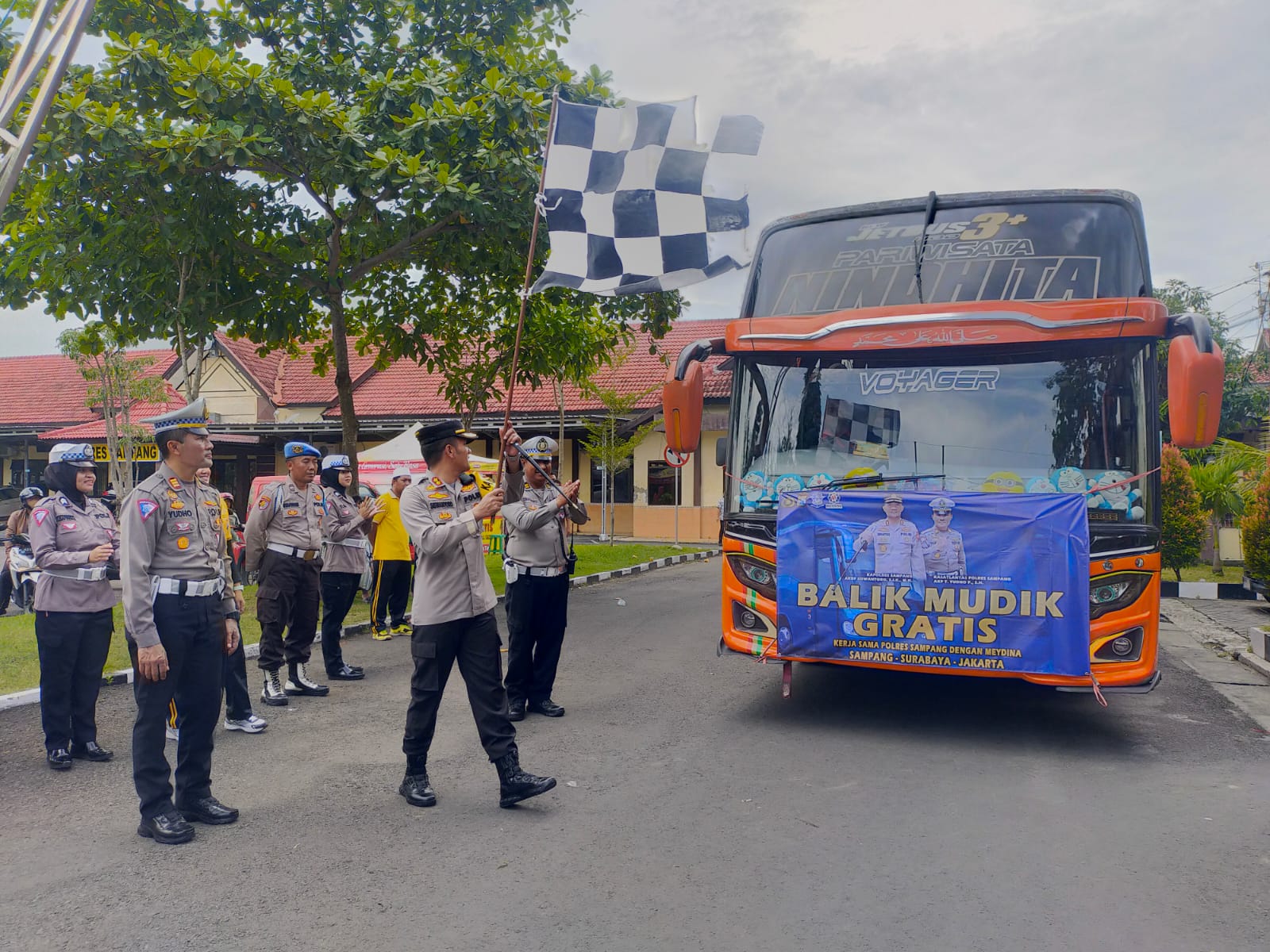 Polres Sampang Lepas 2 Unit Armada Bus Mudik Balik Gratis Jurusan Surabaya – Jakarta