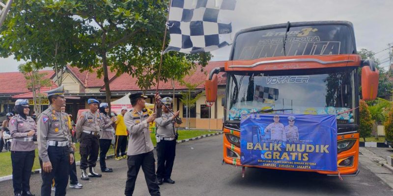 Kapolres Sampang AKBP Siswantoro Lepas 2 Bus Mudik Balik Gratis Jurusan Surabaya – Jakarta