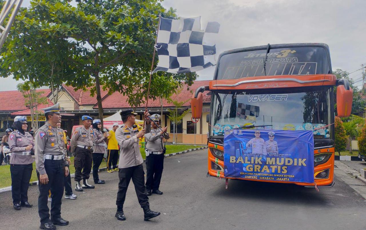 Kapolres Sampang AKBP Siswantoro Lepas 2 Bus Mudik Balik Gratis Jurusan Surabaya – Jakarta