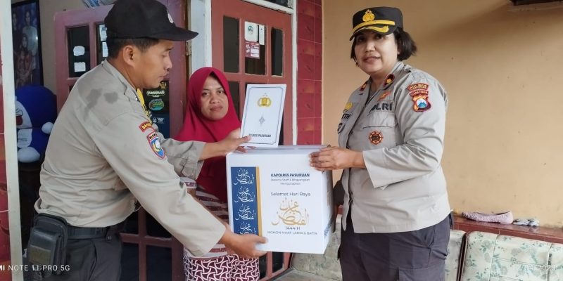 Berkah Ramadhan, Kapolsek Jajaran Polres Pasuruan Berikan Bingkisan Lebaran Kepada Keluarga Korban Tragedi Kanjuruhan